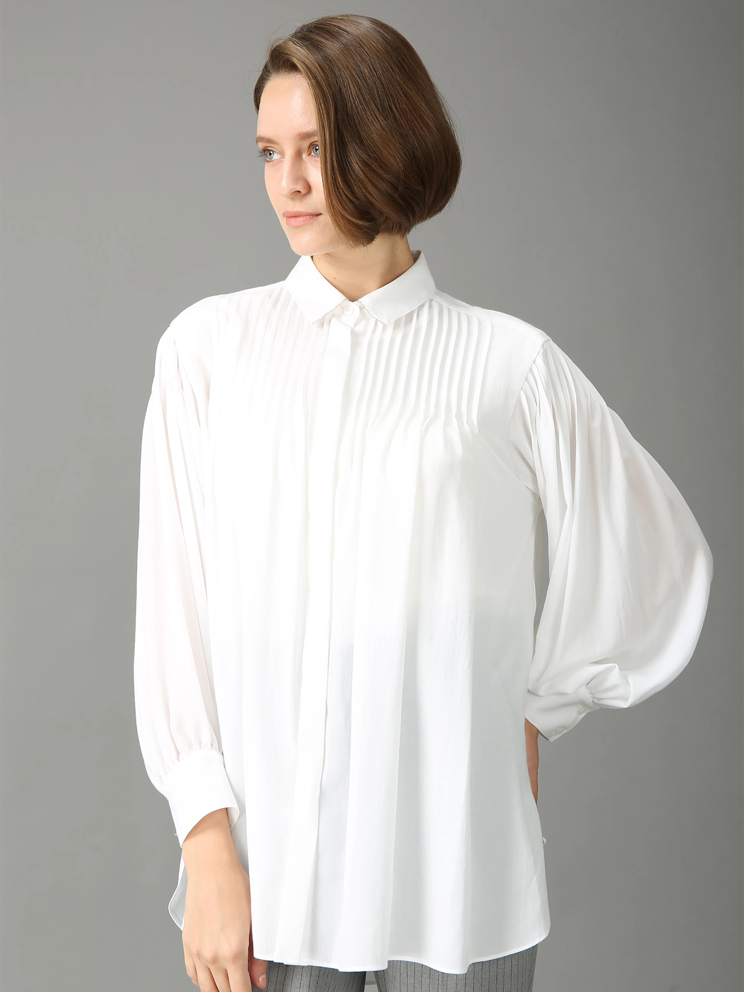 美品 モラビトスペル ベロアリボン付き レース刺繍ボウタイブラウス チュニック 美品 モラビトスペル ベロアリボン付き レース刺繍ボウタイブラウス