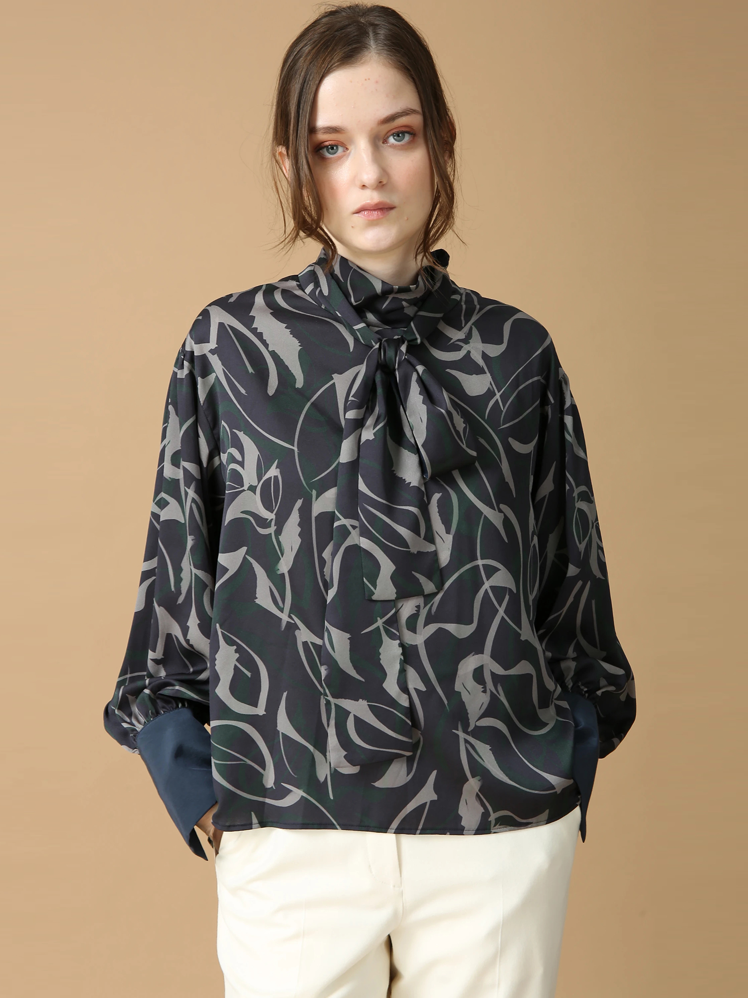 モラビト✴︎スペル⭐️ジオメトリック柄プリントプルオーバーブラウス✨MORABITO モラビト✴︎スペル⭐️ジオメトリック柄プリントプルオーバー