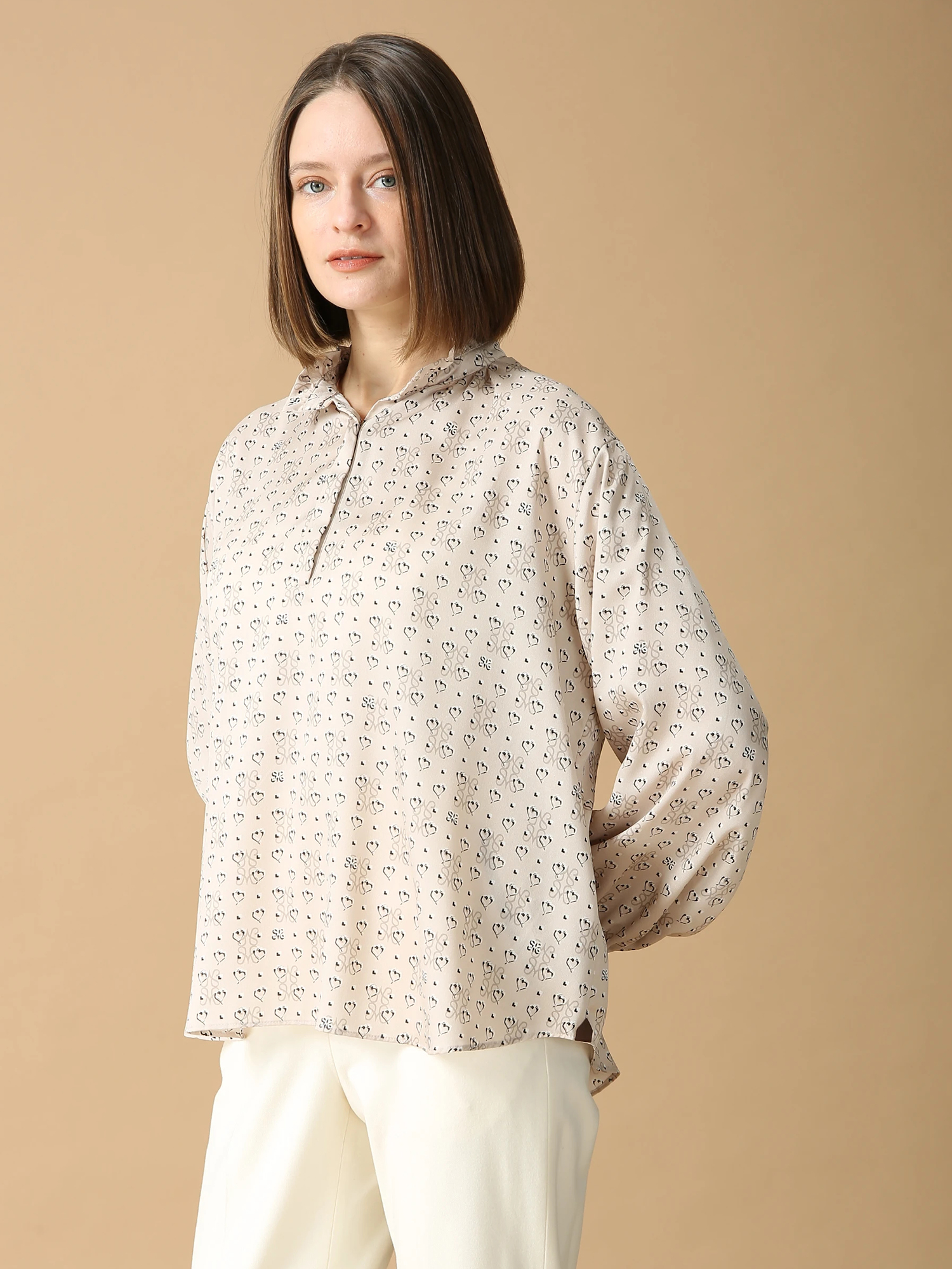 新品訳あり モラビトブラン カタログ掲載ロゴプリントブラウス¥63,800