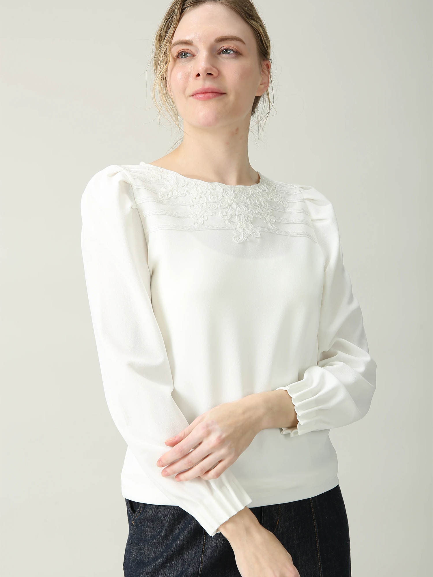 エンブロイダリー デザイン プルオーバー ロンT Tシャツ ｜ MORABITO