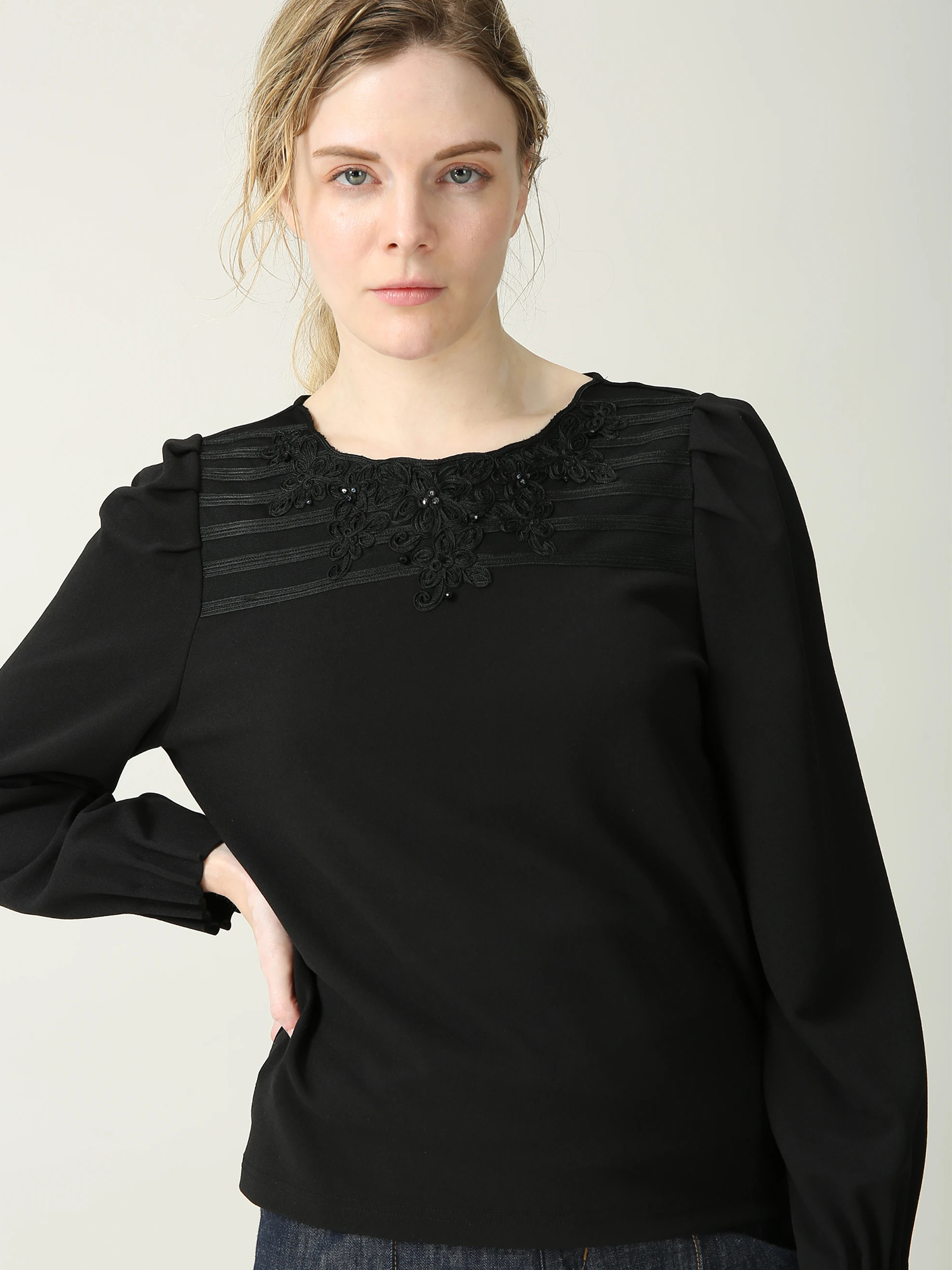 エンブロイダリー デザイン プルオーバー ロンT Tシャツ ｜ MORABITO