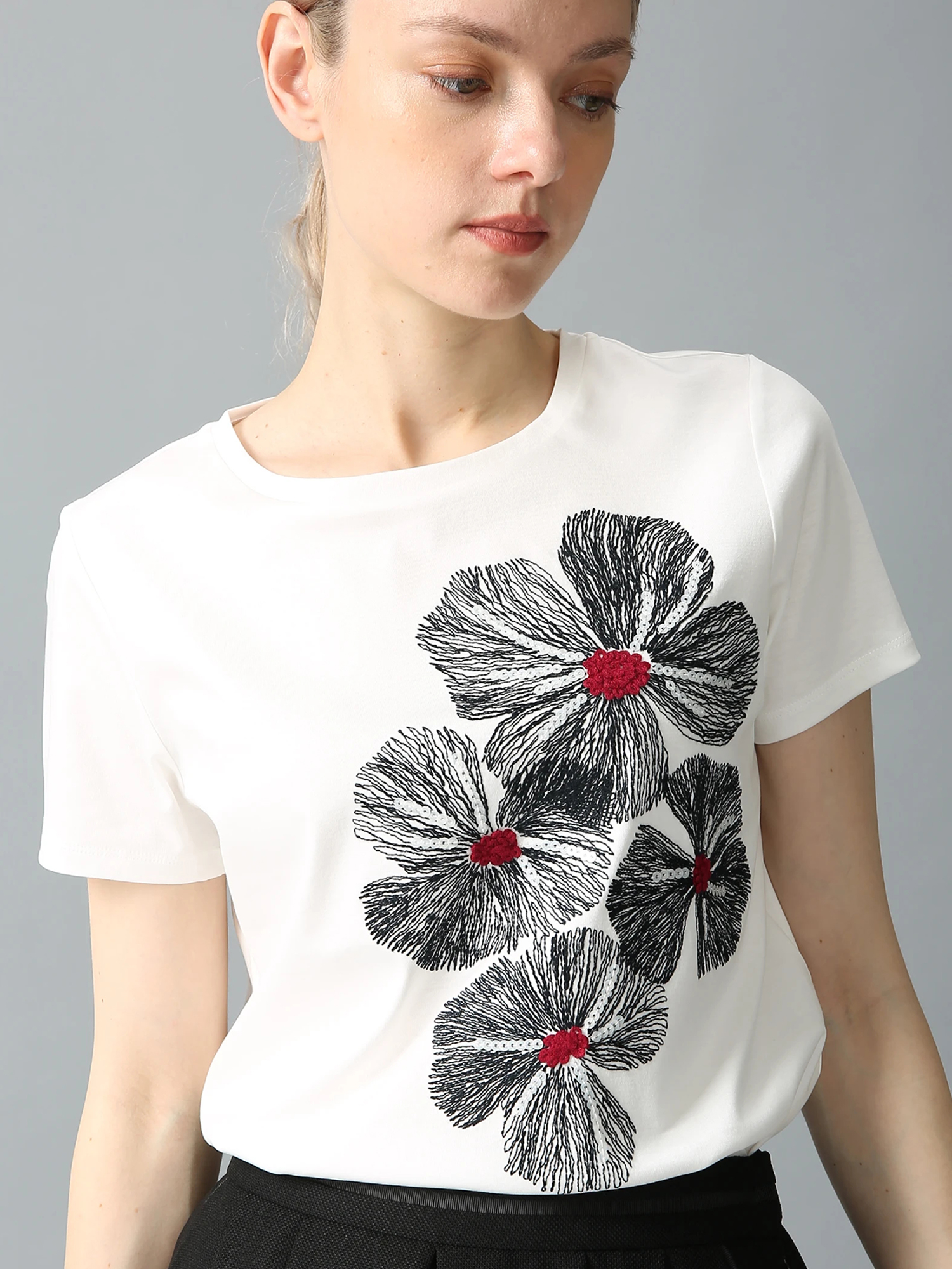 コットンスムース 花柄 刺しゅう Tシャツ ｜ MORABITO SPELL（モラビト