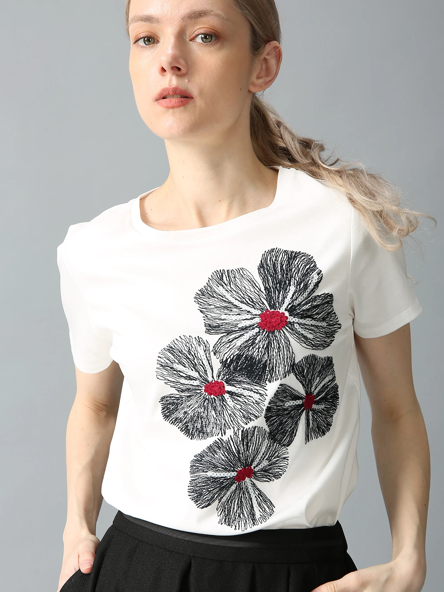 コットンスムース 花柄 刺しゅう Tシャツ ｜ MORABITO SPELL（モラビト