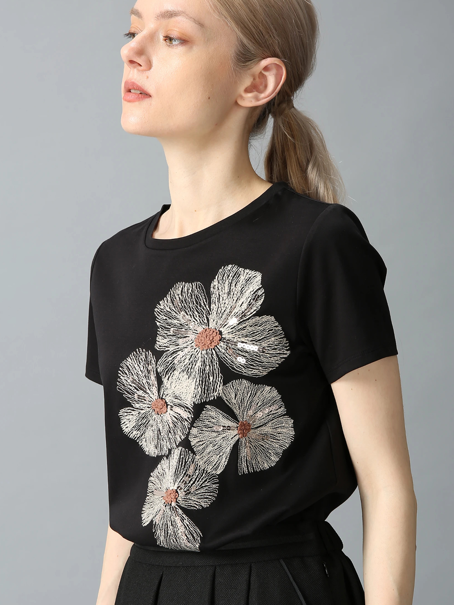 コットンスムース 花柄 刺しゅう Tシャツ ｜ MORABITO SPELL（モラビト