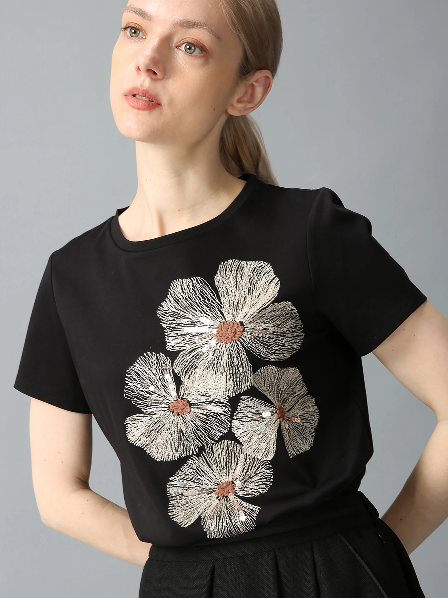 コットンスムース 花柄 刺しゅう Tシャツ ｜ MORABITO SPELL（モラビト