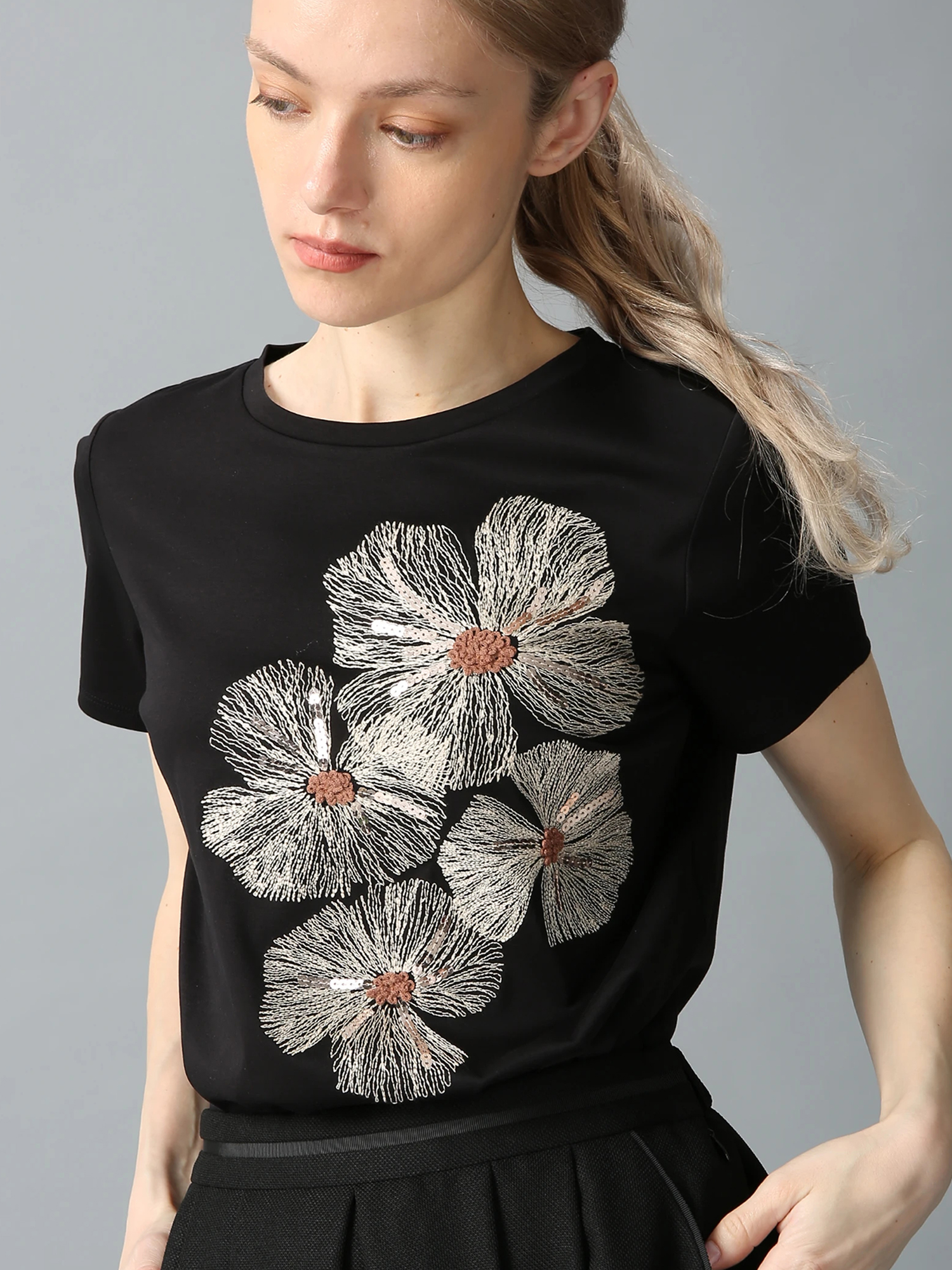 コットンスムース 花柄 刺しゅう Tシャツ ｜ MORABITO SPELL（モラビト